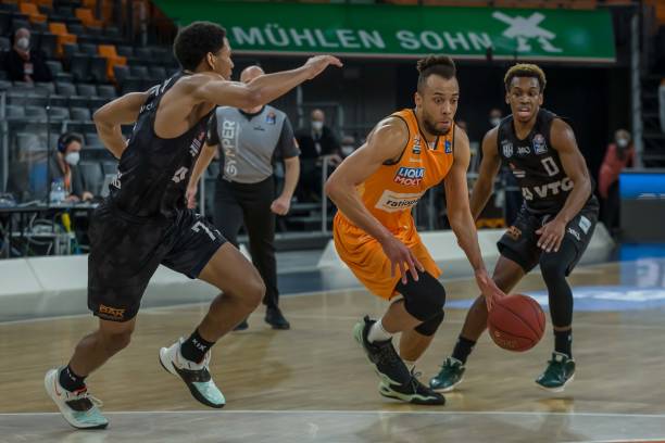 并且愿意在 并且愿意在