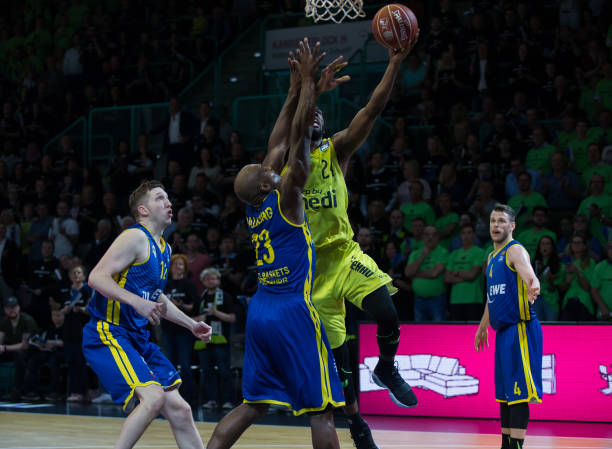 以意大利的 以意大利的